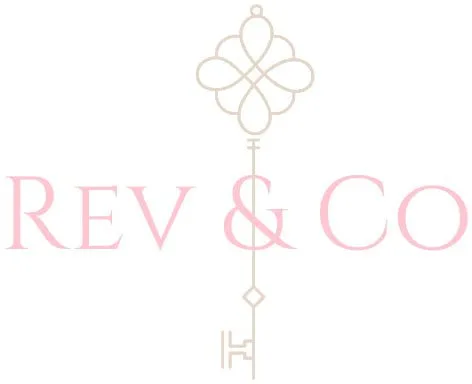 Logo Rev & Co. Rev & Co écrit en rose avec une clé beige au milieu.