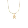 Collier Céleste & Pearl. Pendentif doré et en acier inoxydable en forme de lettre, ici R, de taille moyenne, orné de petites perles blanches avec sa chaîne maille Singapour dorée et en acier inoxydable.