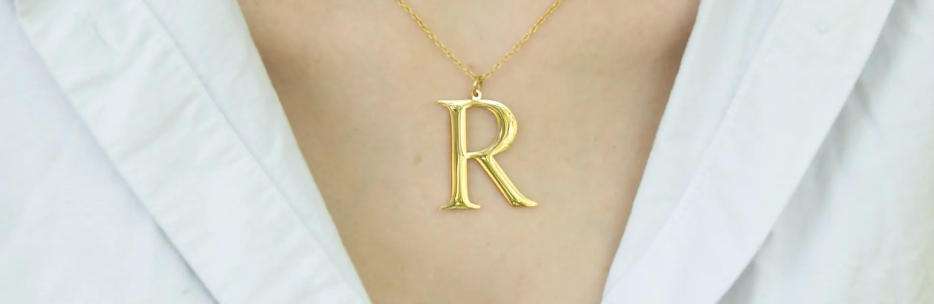Bannière photo porté du collier Harmony & Majestic avec la lettre R.