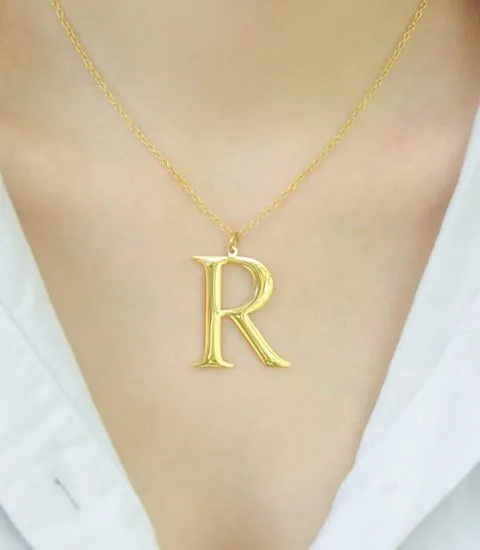 Bannière photo porté du collier Harmony & Majestic avec la lettre R.
