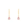 Boucles d'oreilles Pure & Chic rose. Paire de boucles d'oreilles dorée et en acier inoxydable de taille moyenne composé d'un pendentif doré en forme de goutte, de petite taille, orné d’un zircon rose.