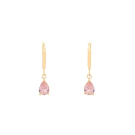 Boucles d'oreilles Pure & Chic rose. Paire de boucles d'oreilles dorée et en acier inoxydable de taille moyenne composé d'un pendentif doré en forme de goutte, de petite taille, orné d’un zircon rose.