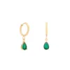 Boucles d'oreilles Pure & Chic vert. Paire de boucles d'oreilles dorée et en acier inoxydable de taille moyenne composé d'un pendentif doré en forme de goutte, de petite taille, orné d’un zircon vert.