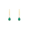 Boucles d'oreilles Pure & Chic vert. Paire de boucles d'oreilles dorée et en acier inoxydable de taille moyenne composé d'un pendentif doré en forme de goutte, de petite taille, orné d’un zircon vert.