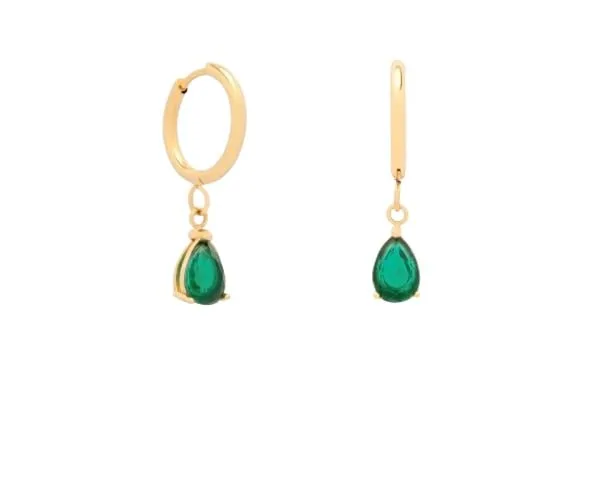 Boucles d'oreilles Pure & Chic vert. Paire de boucles d'oreilles dorée et en acier inoxydable de taille moyenne composé d'un pendentif doré en forme de goutte, de petite taille, orné d’un zircon vert.