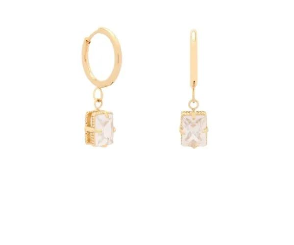 Boucles d'oreilles Pure & Divine blanc. Paire de boucles d'oreilles dorée et en acier inoxydable de taille moyenne composé d'un pendentif doré en forme de carré, de petite taille, orné d’un zircon blanc.