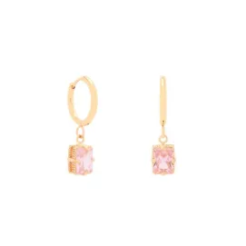 Boucles d'oreilles Pure & Divine rose. Paire de boucles d'oreilles dorée et en acier inoxydable de taille moyenne composé d'un pendentif doré en forme de carré, de petite taille, orné d’un zircon rose.