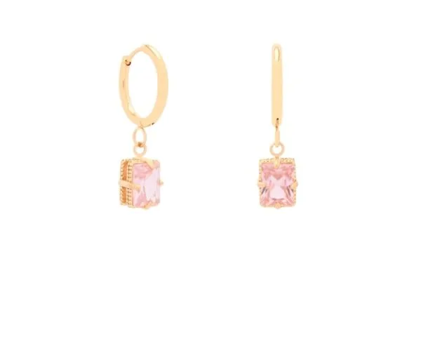 Boucles d'oreilles Pure & Divine rose. Paire de boucles d'oreilles dorée et en acier inoxydable de taille moyenne composé d'un pendentif doré en forme de carré, de petite taille, orné d’un zircon rose.