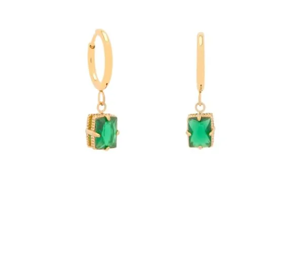 Boucles d'oreilles Pure & Divine vert. Paire de boucles d'oreilles dorée et en acier inoxydable de taille moyenne composé d'un pendentif doré en forme de carré, de petite taille, orné d’un zircon vert.