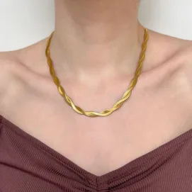 Collier Opéra. Photo porté du collier doré et en acier inoxydable double chaîne maille miroir.