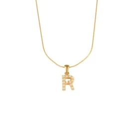 Collier Romance & Pearl. Pendentif doré et en acier inoxydable en forme de lettre, ici R, de taille moyenne, orné de petites perles blanches avec sa chaîne maille serpent doré et en acier inoxydable.
