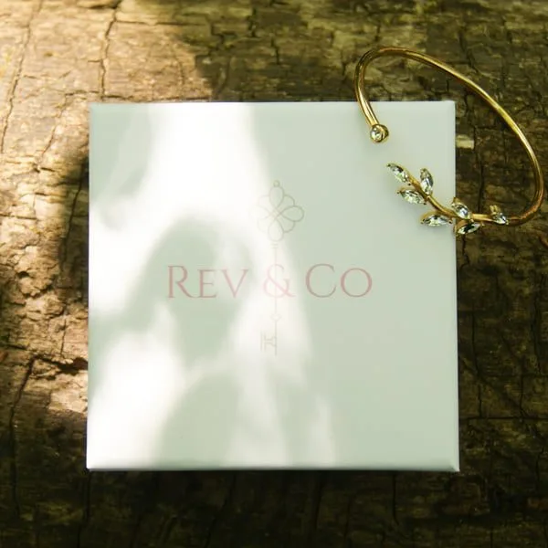 Boîte à bijoux Rev & Co avec la bracelet Glory blanc posé dessus.