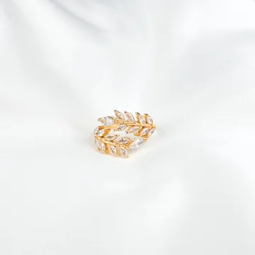 Bague Sparkling. Bague ajustable dorée et en acier inoxydable en forme de laurier, serti de zircons blancs.